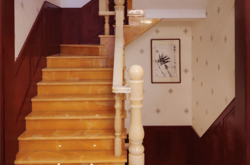 炉霍中式别墅室内汉白玉石楼梯的定制安装装饰效果
